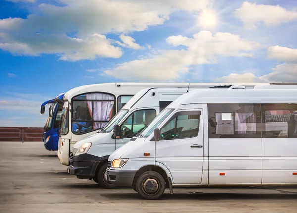 Idegenforgalmi Buszok Parkolás Hátterében Coudy Sky — Stock Fotó