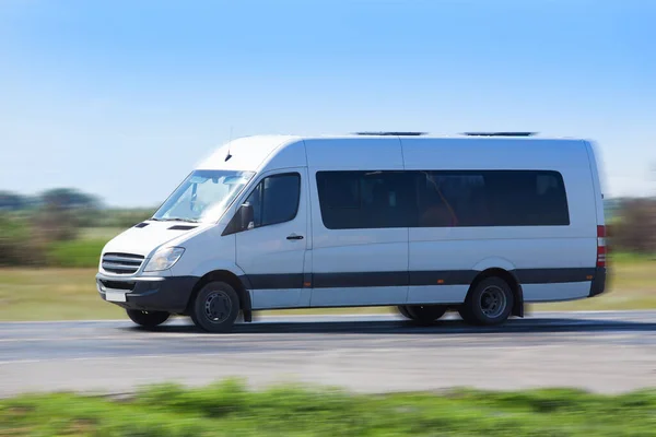 Kleinbus Fährt Auf Landstraße Wald Entlang — Stockfoto