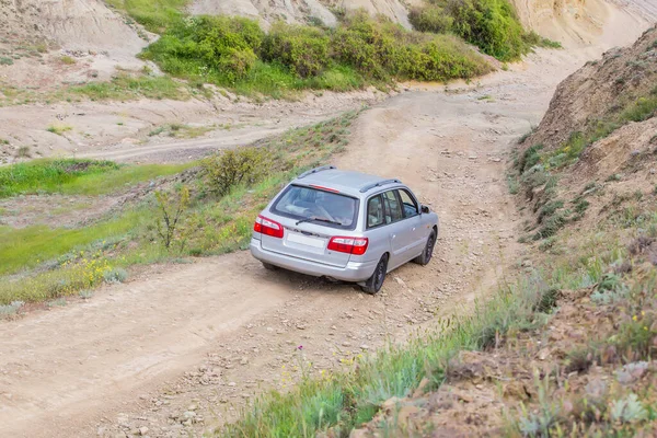 Auto Gaat Berg Onverharde Weg Naar Het Zandstrand — Stockfoto