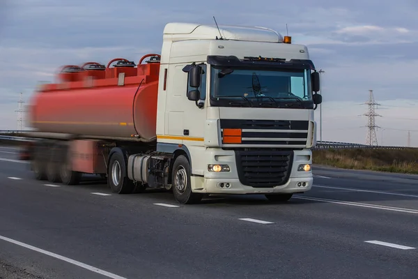 Grote Brandstof Vrachtwagen Gaat Het Platteland Snelweg — Stockfoto