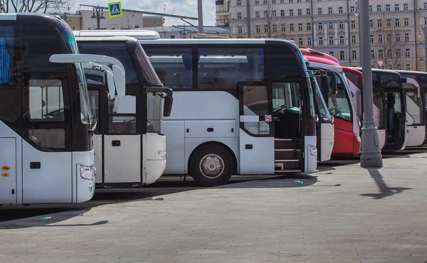 Autocarros Turísticos Estacionamento Fundo Céu Nublado — Fotografia de Stock