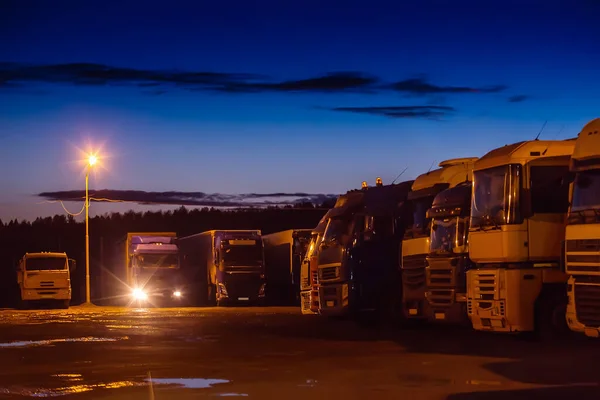 Camiones Semirremolques Noche Aparcamiento Fuera Ciudad Por Carretera Imágenes de stock libres de derechos