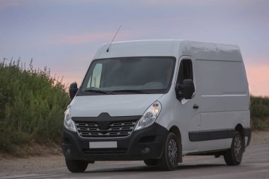 Minibüs şehir otobanına çıkıyor.