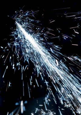 Siyah arkaplanda kıvılcımlar var. Yakın plan bulanık hareket