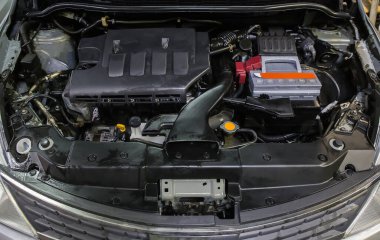 Yıkandıktan sonra arabanın motor bölmesi.