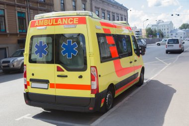 Trafikte şehir caddesinde ambulans 