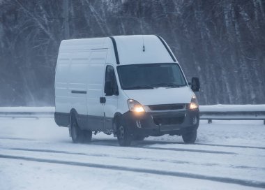 Minibüs kışın taşra yolunda hareket eder.
