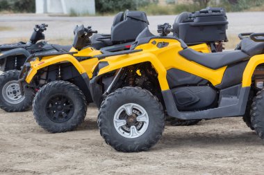 Çamur alanı yakın çekim detayı üzerine dört motosiklet