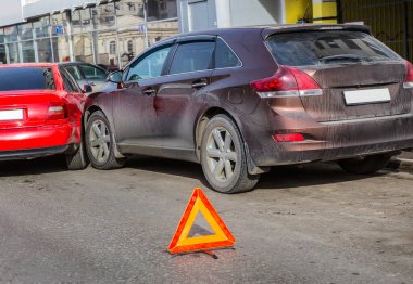 Yolda kaza oldu. İki araba çarpıştı ve uyarı üçgeni..