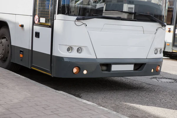 Biały Autobus Przystanku Autobusowym — Zdjęcie stockowe