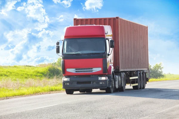 Lastbil Transporterar Gods Landsvägen — Stockfoto