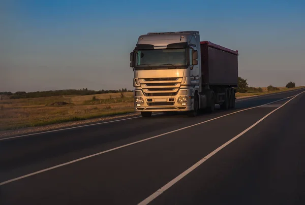 Vrachtwagen Gaat Snelweg Avond Zonsondergang — Stockfoto