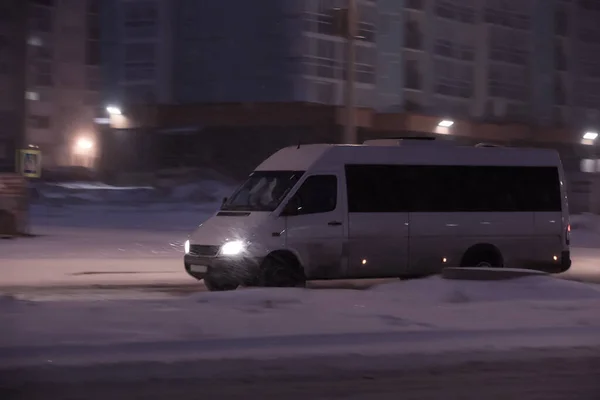 Minibús Mueve Invierno Por Noche Ciudad Durante Una Nevada — Foto de Stock