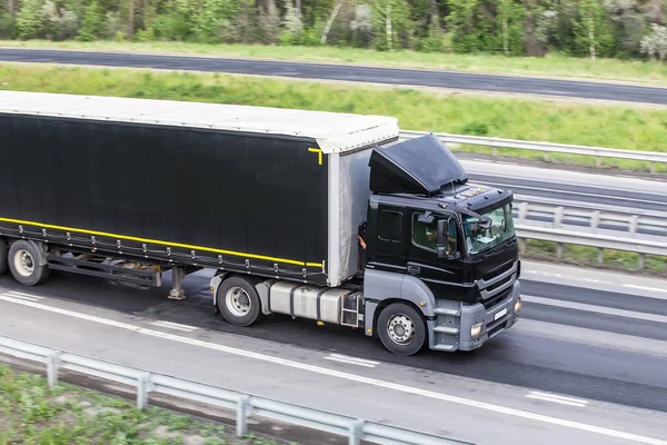 Stor Kraftfull Lastbil Flyttar Motorvägen — Stockfoto