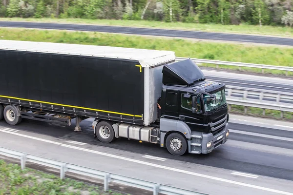 Duży Potężny Samochód Przenosi Się Autostradzie — Zdjęcie stockowe