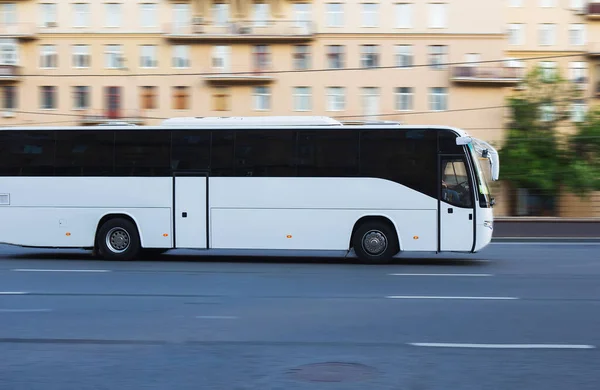 Bílý Turistický Autobus Jede Ulici — Stock fotografie