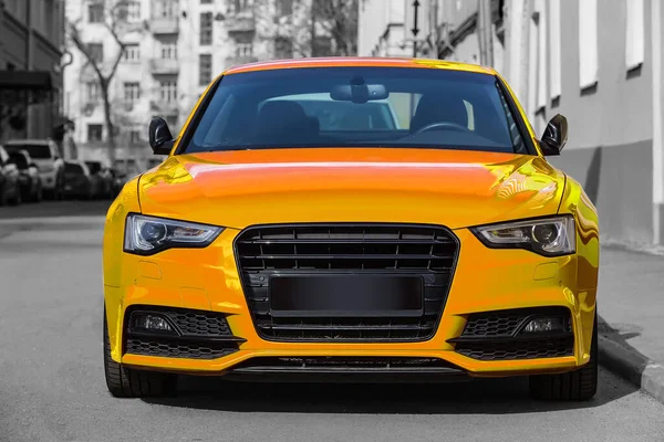 Carro Luxo Amarelo Estacionado Rua Cidade — Fotografia de Stock