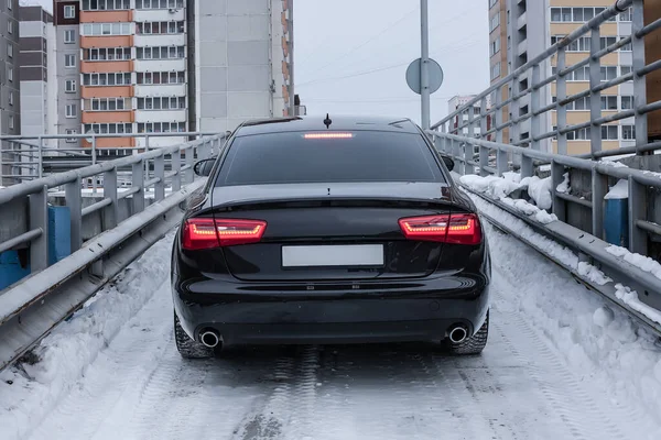 Černé Auto Zimě Vícepodlažním Parkovišti — Stock fotografie