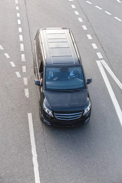 Black Minivan Moves Urban Multi Lane Road — Stock Photo, Image