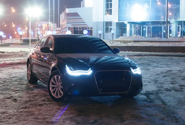 Schwarzes Auto Der Winternacht Auf Parkplatz — Stockfoto