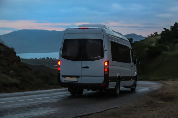 Minibus Porusza Się Górskiej Krętej Drodze Morza Wieczorem — Zdjęcie stockowe