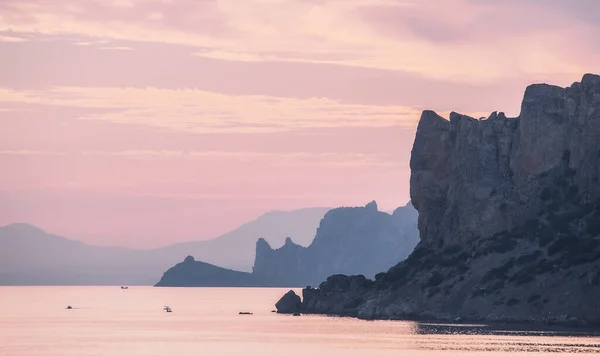 Indah Matahari Terbit Atas Batu Batu Lepas Pantai Laut — Stok Foto