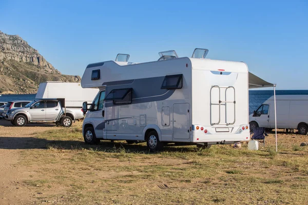 Coches Campistas Camping Junto Costa Montaña Del Mar —  Fotos de Stock