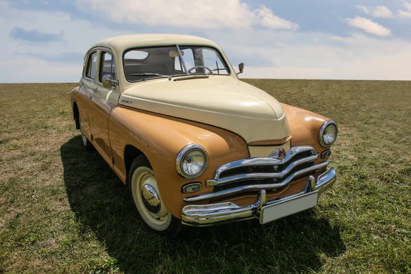 Vintage Sowiecki Samochód Pobeda Polu Zieloną Trawą Pod Błękitnym Zachmurzonym — Zdjęcie stockowe