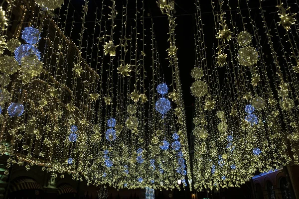 Decoração Rua Noite Natal Luminoso Com Guirlandas Elétricas Luminosas — Fotografia de Stock