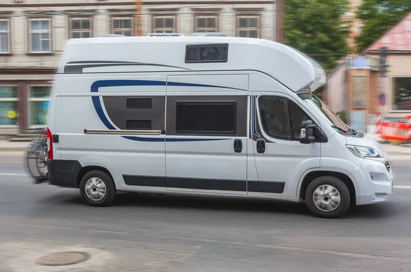 Camper Rör Sig Längs Gatan Staden Suddig Rörelse — Stockfoto