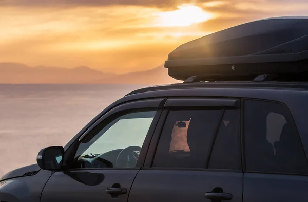 Suv Bil Nær Kysten Ved Solnedgang Baggrund Bjerge - Stock-foto