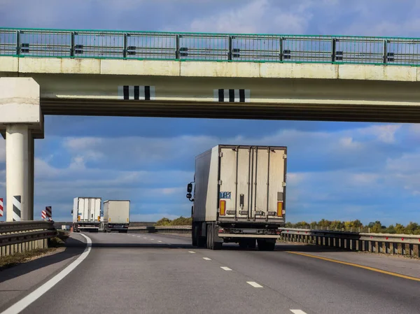 Camiões Movem Sob Viaduto Tráfego Bidirecional — Fotografia de Stock