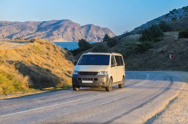 Minivan Mueve Largo Sinuoso Camino Frente Costa Del Mar Montañoso —  Fotos de Stock