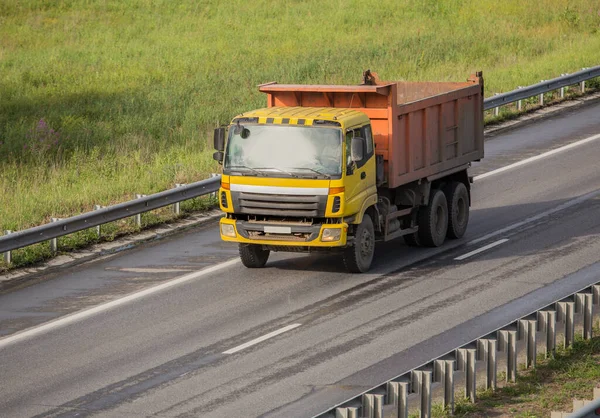 Camión Volquete Mueve Largo Carretera Campo Verano Día Soleado —  Fotos de Stock