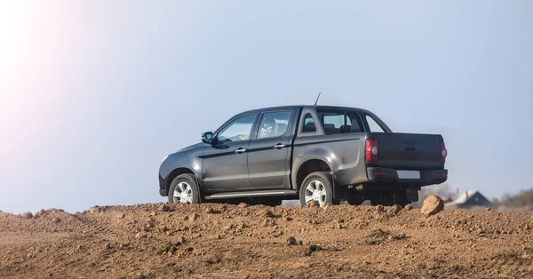 Pickup Porusza Się Polnej Drodze Poza Miastem — Zdjęcie stockowe