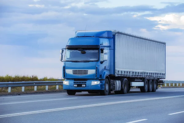 Vrachtwagen Rijden Snelweg Tegen Achtergrond Van Bewolkte Lucht — Stockfoto