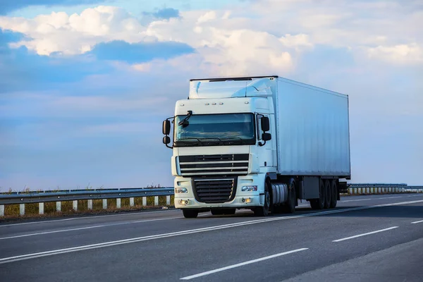 Vrachtwagen Verlicht Door Zon Rijdt Landweg — Stockfoto