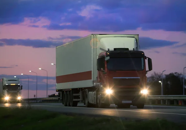 Ciężarówki Poruszają Się Świcie Podmiejskiej Autostradzie — Zdjęcie stockowe