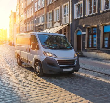 Günbatımında Avrupa şehrinin antik merkezinde minivan