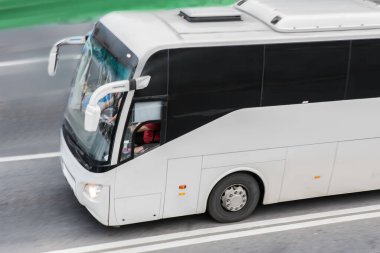 Otobüs yakındaki otoyola git.