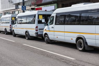 Otobüs durağındaki beyaz servis otobüsleri
