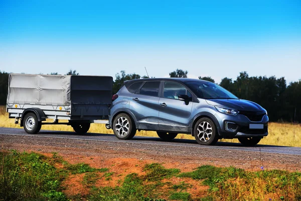 Carro Com Reboque Move Uma Estrada Rural Verão — Fotografia de Stock