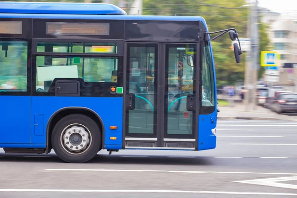 Stadsbuss Går Längs Gatan — Stockfoto