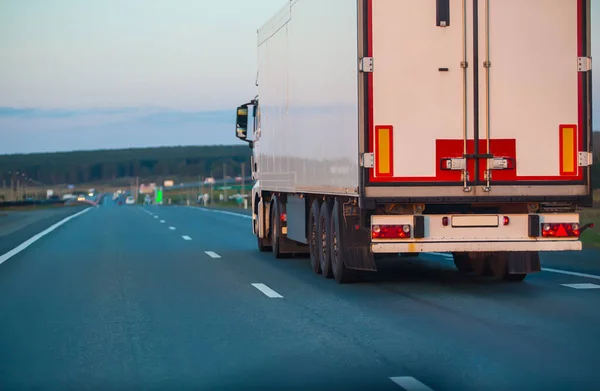 Ciężarówka Porusza Się Autostradzie Kraju Nocy — Zdjęcie stockowe