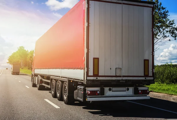 Grote Vrachtwagen Gaat Snelweg Naar Zonsopgang — Stockfoto