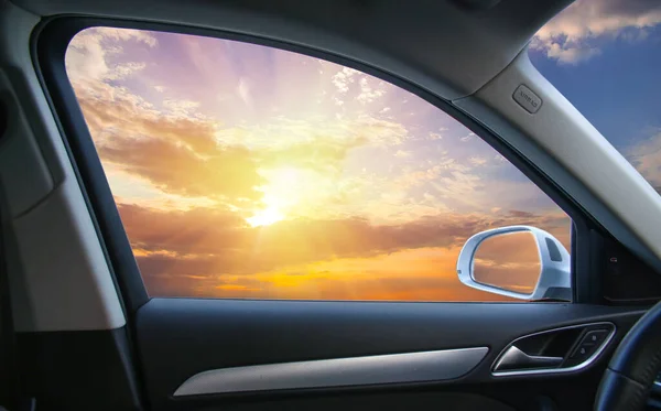 Όμορφο Ηλιοβασίλεμα Από Παράθυρο Του Αυτοκινήτου — Φωτογραφία Αρχείου
