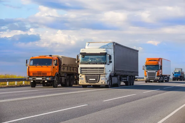 트럭들이 고속도로를 — 스톡 사진