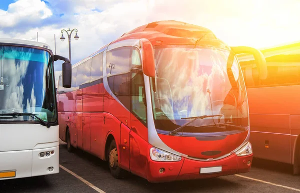 Autobus Turistici Sul Parcheggio Sullo Sfondo Del Cielo Nuvoloso — Foto Stock