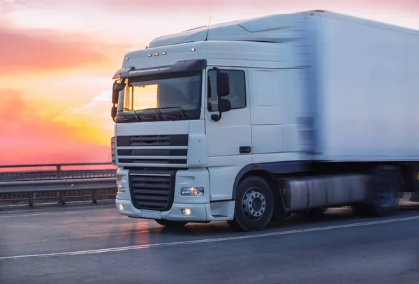 Vrachtwagen Gaat Snelweg Avond Zonsondergang — Stockfoto