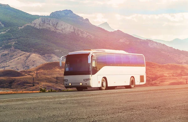 Tourist Bus Οδηγεί Στο Picturesque Ορεινό Αυτοκινητόδρομο Εικόνα Αρχείου